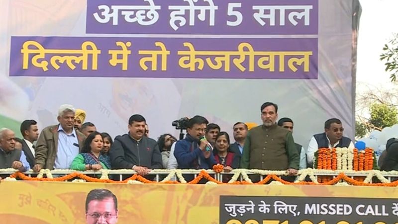 एग्जिट पोल के मुताबिक दिल्ली में दोबारा केजरीवाल की सरकार बनती दिख रही है। टाइम्स नाऊ की माने तो आप को 44, भाजपा 26, कांग्रेस को 0 सीट मिलती दिख रही है। रिपब्लिक टीवी के मुताबिक आप को 48-61 सीट, भाजपा को 9-21 सीट, कांग्रेस को 0-1 सीट मिल सकती है। वहीं इंडिया टीवी को 44, भाजपा को 26 और कांग्रेस को 0 सीट मिलती दिख रही है।