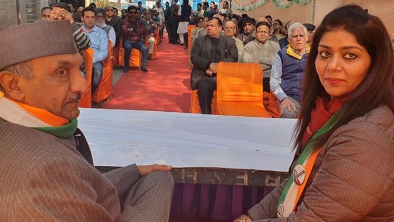 आकांक्षा ओला- मॉडल टाउन सीट से कांग्रेस के तीन बार विधायक रहे कुंवर करण सिंह की बेटी आकांक्षा ओला चुनाव मैदान में उतरीं। आकांक्षा कुंवर करण सिंह बेटी होने के साथ-साथ पूर्व सांसद शीशराम ओला के पोते अमित ओला की पत्नी भी हैं। लेकिन मतगणना में आकांक्षा तीसरे नंबर पर रहीं। यहां से आप के अखिलेश पति त्रिपाठी चुनाव जीते हैं। आकांक्षा को सिर्फ 4068 वोट मिले।