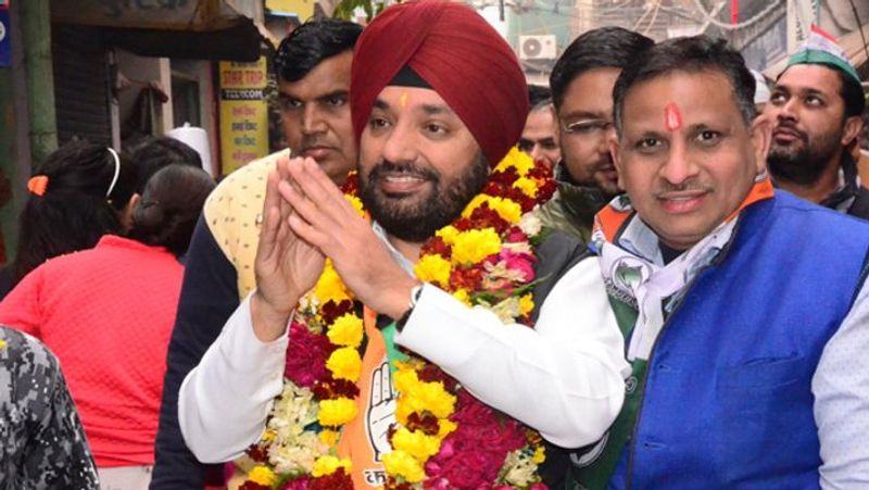 अरविंदर सिंह- दिल्ली की देवली विधानसभा सीट पर कांग्रेस से अरविंदर सिंह ने चुनावी ताल ठोकी। अरविंदर कांग्रेस के दिग्गज नेता और पूर्व गृहमंत्री बूटा सिंह के बेट हैं, इससे पहले भी वो इस सीट से चुनाव लड़ चुके हैं, लेकिन जीत दर्ज नहीं कर सके हैं। देवली से प्रकाश जरवाल ने चुनाव जीता। अरविंदर सिंह को सिर्फ 2700 वोट मिले। जमानत जब्त हो गई।