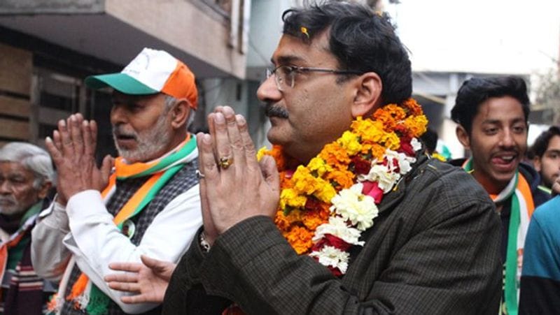 विपिन शर्मा- दिल्ली के रोहताश नगर विधानसभा सीट पर कांग्रेस प्रत्याशी विपिन शर्मा किस्मत आजमाने मैदान में उतरे। विपिन शर्मा कांग्रेस के पूर्व प्रदेश अध्यक्ष रामबाबू शर्मा के बेटे हैं। दिल्ली की सियासत में रामबाबू शर्मा की तूती बोलती थी। विपिन शर्मा को बुरी तरह हार मिली है।