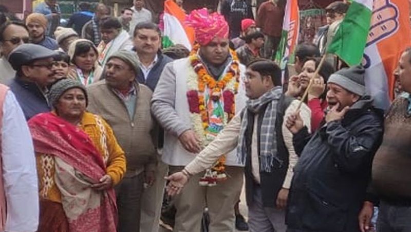 यदुराज चौधरी- अंबेडकर नगर सीट पर कांग्रेस से यदुराज चौधरी मैदान में उतरे। यदुराज कांग्रेस के दिग्गज नेता और पूर्व विधायक चौधरी प्रेम सिंह के बेटे हैं। एक दौर में चाधरी प्रेम सिंह की तूती बोलती थी और इस सीट से वो लगातार तीन बार विधायक रहें हैं। मगर आप के अजय दत्त ने उन्हें हरा दिया। यदुराज चौधरी को सिर्फ 2127 वोट हासिल किए।