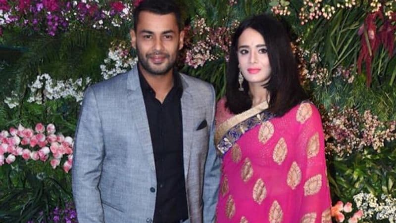 स्टुअर्ट बिन्नी की पत्नी मयंती लैंगर भी जानी-मानी खेल पत्रकार हैं। अपनी पत्नी के चलते बिन्नी अक्सर चर्चा में रहते हैं। कई बार उन्हें इस वजह से आलोचना का सामना भी करना पड़ता है।