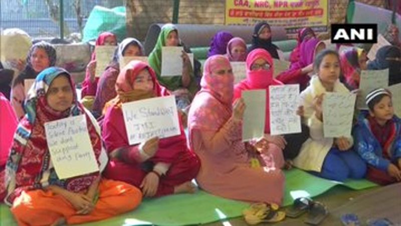 शाहीनबाग में लंबे समय से CAA और NRC के खिलाफ प्रदर्शन जारी है।