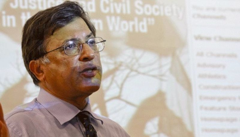 'জিন্না ছিলেন বিভ্রান্ত', পাকিস্তানের জন্ম নিয়েই প্রশ্ন তুললেন সেই দেশের পরমাণু বিজ্ঞানী---- বিভ্রান্তিতে ভুগতেন মহম্মদ আলি জিন্না। যে পাকিস্তান দেশের তিনি প্রতিষ্ঠা করেছিলেন, তার সম্পর্কে তাঁর মনে কোনও আগাম ধ্যান-ধারনা ছিল না। ছিলনা কোনও দৃষ্টিভঙ্গিও। বিভ্রান্তির মধ্যেই পাকিস্তানের জন্ম হয়েছিল, তাই এখনও এই দেশ বিভ্রান্তিতেই ভুগছে। সরাসরি পাকিস্তানের ভিতে আঘাত করলেন সেই দেশের বিশিষ্ট পরমাণু বিজ্ঞানী পারভেজ হুদভয়। সম্প্রতি করাচিতে 'আদাব উৎসব'-এ বক্ত-তা দিতে গিয়ে পারভেজ এই মন্তব্য করেন। শুধু ফাঁকা মন্তব্য নয়, নিজের সেই মন্তব্যের সমর্থনে রীতিমতো ঐতিহাসিক তথ্য তুলে ধরেন তিনি। জানান, ১৯৪৮ সালে করাচিতে বার কাউন্সিলের সামনে জিন্না বলেছিলেন পাকিস্তানে শুধু ইসলামি আইন প্রয়োগ করা হবে। তার আগে বলেছিলেন পাকিস্তান হাতে পেলে ভাবব সেই দেশ কেমন হবে।