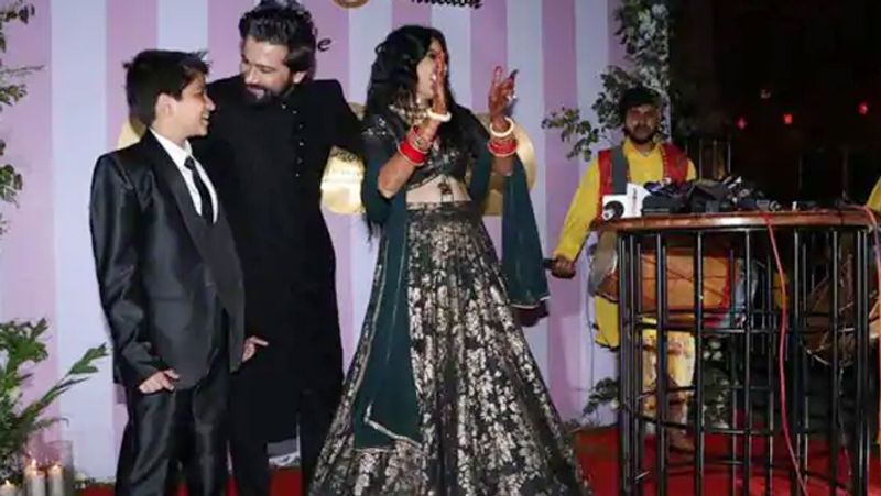 वहीं, दूसरी ओर काम्या के हसबैंड शलभ की बात की जाए तो वे इस दौरान ब्लैक कलर के इंडो-वेस्टर्न आउटफिट में नजर आए।