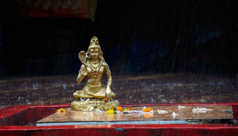 <p>সবার আগে গণেশ পুজো সারুণ। এরপর নিজের হাতে মাটির শিবলিঙ্গ গড়ে নিন। মোমবাতি, ধূপ জ্বালিয়ে আরতি করুন। ওম নমঃ শিবায় মন্ত্র ১০৮ বা জপ করুন। </p>