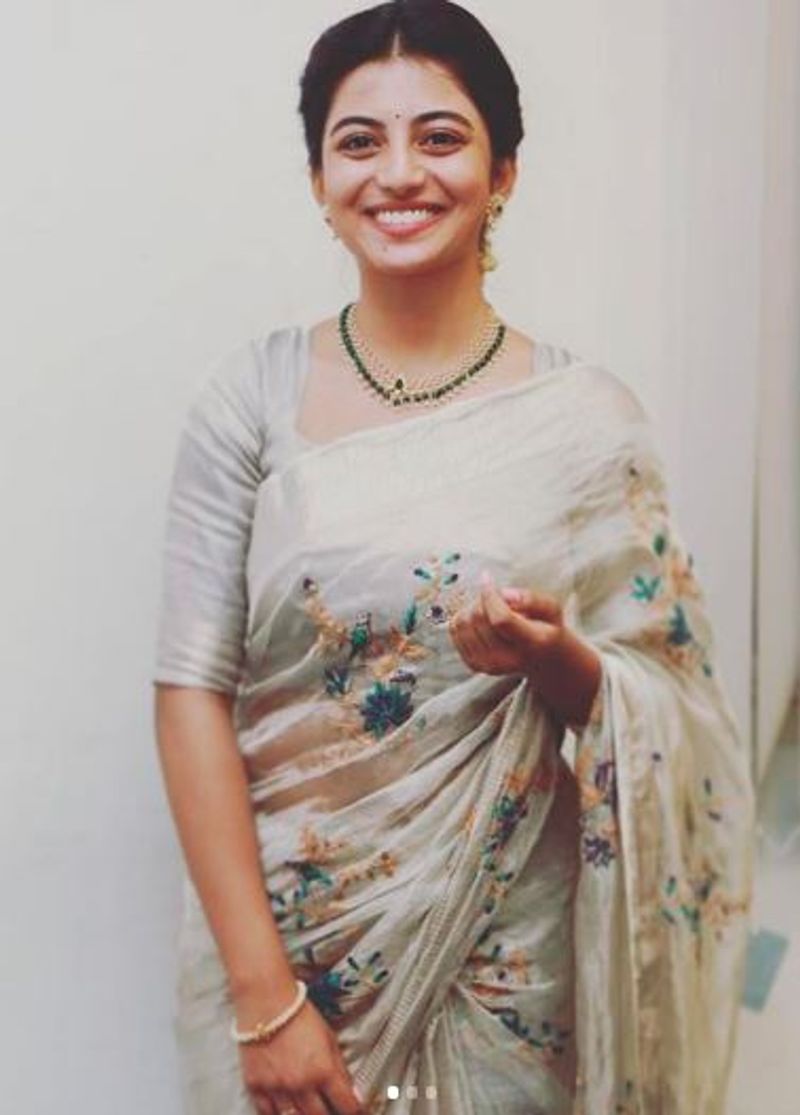 சந்தன நிற சேலையில் சிலை போல் நிற்கும் நடிகை