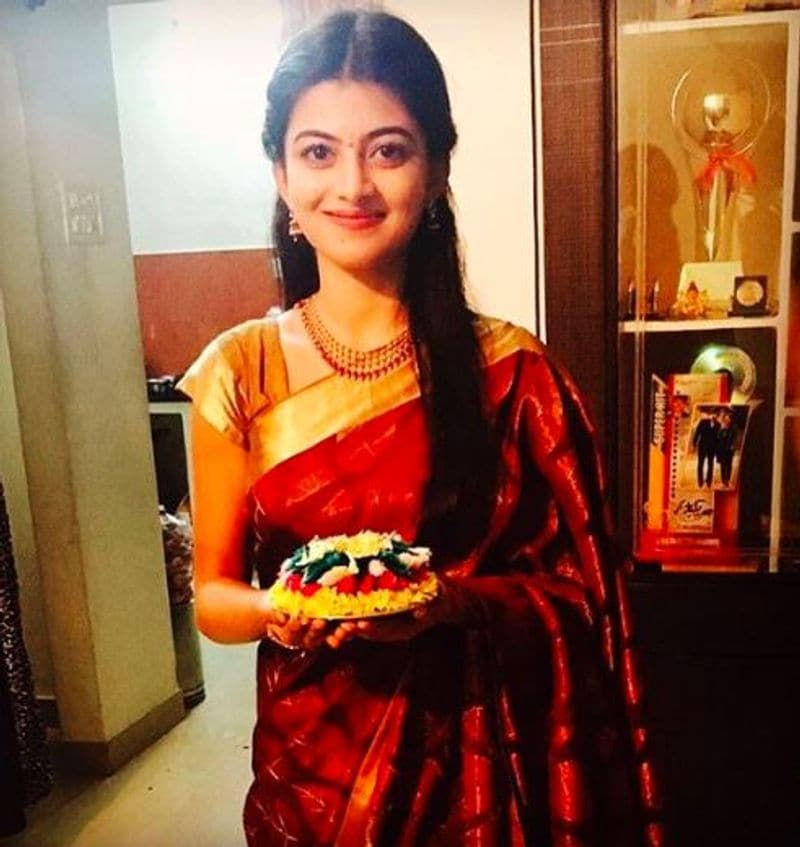 கையில் பூ கொண்டு சூப்பர் போஸ்
