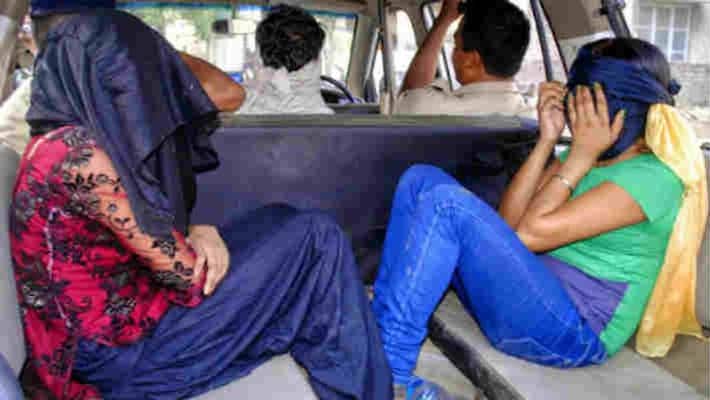 aurangabad police arrested 8 persons including 5 girls in a hotel pra aurangabad police arrested 8 persons including 5 girls in a hotel pra