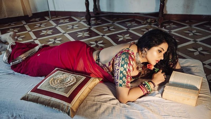 नमिता फिल्मों के अलावा सोशल मीडिया से भी लाइमलाइट बटोरती रहती हैं। नमिता को साउथ में उनकी हॉट और बोल्ड अदाओं के लिए जाना जाता है। वो अक्सर सोशल मीडिया पर अपने हॉट और बोल्ड फोटोज फैंस के साथ शेयर करती रहती हैं।
