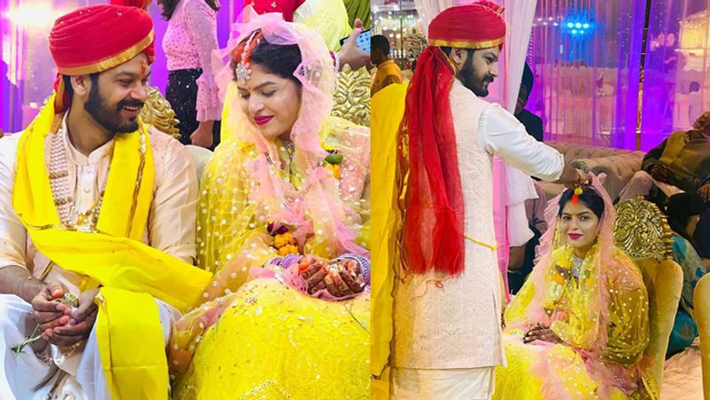 मोनालिसा ने काफी समय से भोजपुरी फिल्मों से दूरियां बनाई हुई है, लेकिन अक्सर उन्हें आइटम नंबर्स करते देखा जाता है।