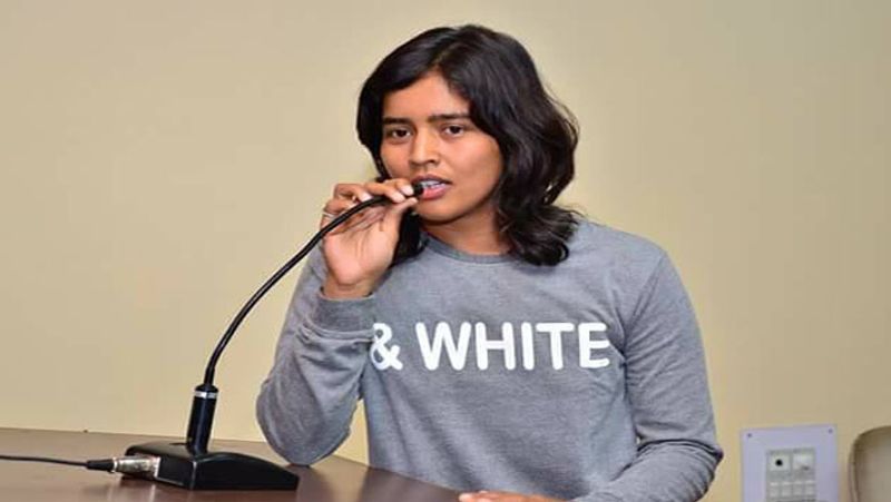 एकता जब 5 साल की थी तभी से उसका मन खेलने में ज्यादा लगता था। हमारे घर के सामने छोटा सा मैदान था। वहां अधिकतर लड़के ही क्रिकेट खेलते थे। वो भी उनके साथ खेलने लगी। कभी-कभी उसे लोग लड़की कहकर खेलने से मना कर देते थे। लेकिन वह इसके बावजूद वहीं डटी रहती थी।