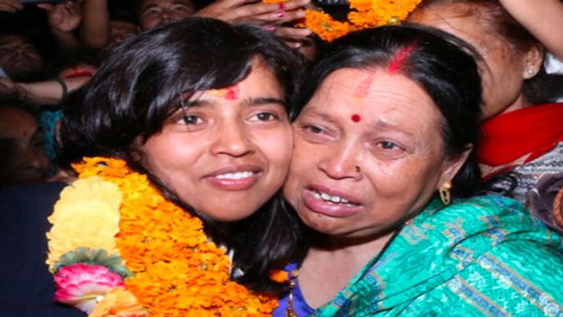 धीरे-धीरे वह बड़ी हुई तो उसके खेल में और निखार आया। वह गांव की क्रिकेट टीम में खेलने लगी। लड़कों के बीच वह इकलौती लड़की थी। कभी-कभी लोग ताने भी देते थे कि लड़की है दूसरे के घर जाना है। ऐसे में इसे क्रिकेट खेलने की छूट क्यों देते हो। लेकिन तब तक हमारा परिवार ये समझ चुका था कि एकता के अंदर कुछ तो असाधारण प्रतिभा है।