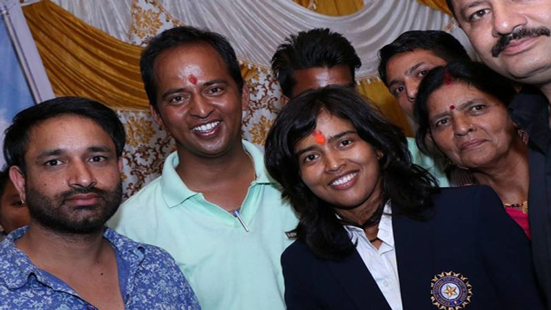विनीत बताते हैं "ये बात साल 2000 की है। हमारे गांव के ही मैदान पर एक टूर्नामेंट हो रहा था। एकता भी अपने गांव की टीम से खेल रही थी। उसके बेहतरीन ऑलराउंड परफॉर्मेंस से हमारे गांव की टीम विनर बनी। यह बात जब अल्मोड़ा स्टेडियम के पूर्व कोच लियाकत अली खान को पता चली, उन्होंने एकता को स्टेडियम बुलाया। कोच लियाकत उसका गेम देखकर काफी प्रभावित हुए थे। उन्होंने उसे प्रॉपर ट्रेनिंग देना शुरू किया। वो मीडियम फास्ट बॉलिंग करती थी, लेकिन उन्होंने उसे स्पिन फेंकने की सलाह दी। यहीं से उसका करियर चल पड़ा।"