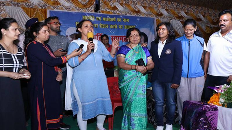 एकता ने अपने मेहनत और शानदार प्रदर्शन के दम पर देश की टीम में जगह बना ली। वह देश की टीम में जगह बनाने वाली उत्तराखण्ड की पहली क्रिकेटर थीं। देखते ही देखते वह इंटनेशनल स्टार बन गई। एकता दो साल पहले ICC की महिला टी-20 और वनडे टीम में जगह बनाने वाली इकलौती भारतीय बनी थीं।