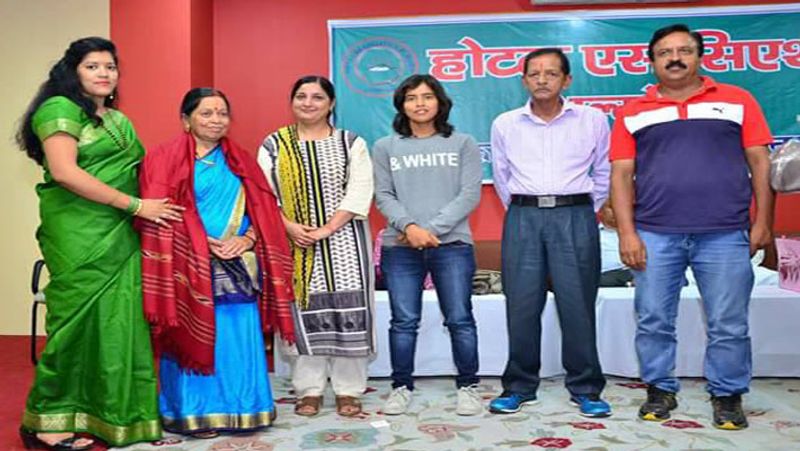 विनीत ने बताया कि "एकता जबसे इंडियन टीम का हिस्सा बनी है, उसे समय बहुत कम मिलटा 3-4 महीने में एक बार ही घर आ पाती है। उसका डेली फोन रोज जरूर आता है। वह मेरी शादी में भी नहीं आ पाई थी। उस समय उसके IPL के मैच थे। लेकिन हम लोग इसी बात से खुश हैं कि आज उसने सिर्फ परिवार का ही नहीं बल्कि पूरे उत्तराखंड का नाम रोशन कर दिया है। ''