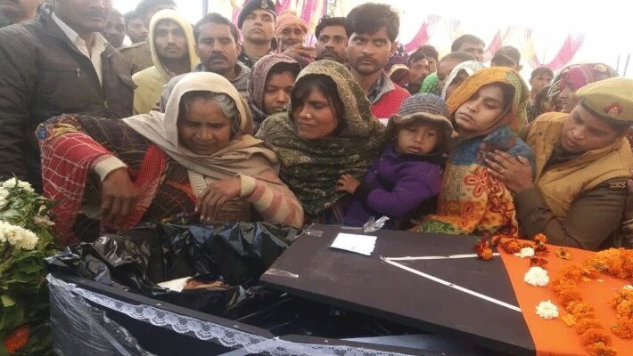 अंतिम यात्रा में विकास कुमार अमर रहे के नारे गूंज रहे थे। इस दौरान शहीद की मां ने कहा कि परिवार को गर्व है कि उनका बेटा वीरगति को प्राप्त हुआ है
