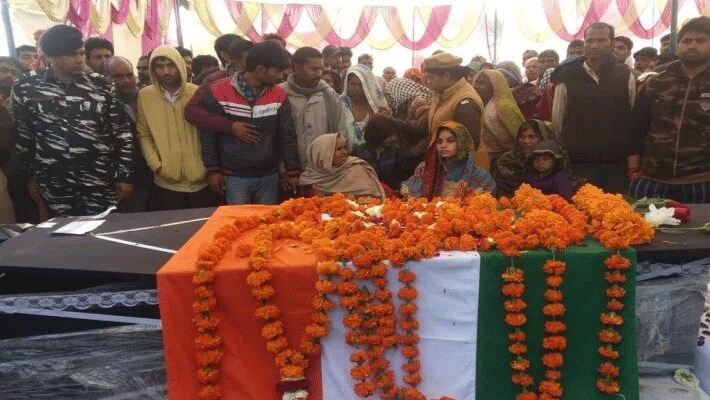 विकास तीन भाइयों में सबसे बड़ा था। अब उसके अलावा घर में कोई पैसा कमाने वाला भी नहीं है। पिता रतींद्र शरण की साल 2006 में बीमारी की वजह से मौत हो गई। मां का रो-रोकर बुरा हाल है। वहो बार-बार यही कह रही है कि अब हमारा क्या होगा।
