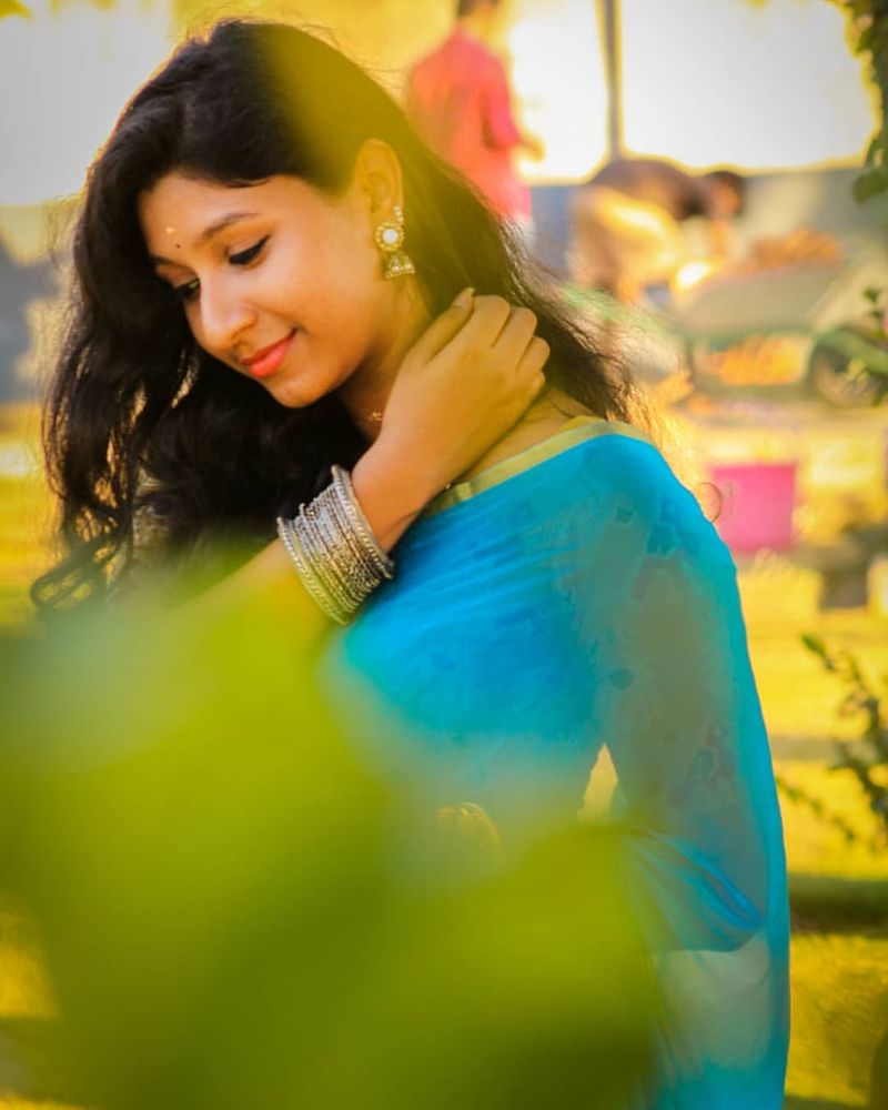 வெட்க புன்னகை