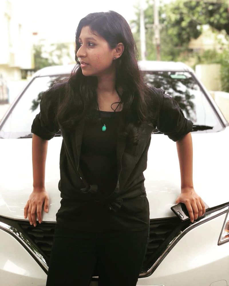 கறுப்பு உடையில் கெத்தாக நிற்கும் ஐஸ்வர்யா