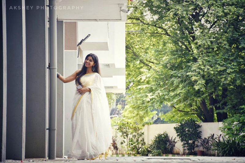 வெள்ளை புடவையில் தேவதை விஜயம்