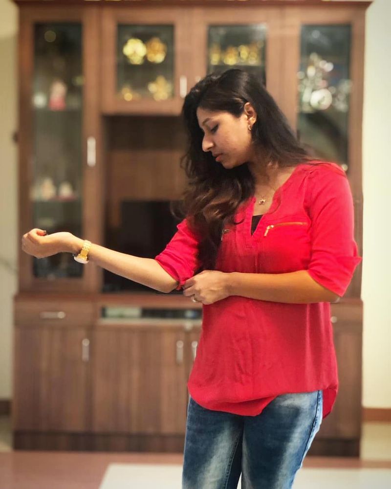 சிவப்பு சட்டையில் ஸ்டைலாக நிற்கும் ஐஸ்வர்யா