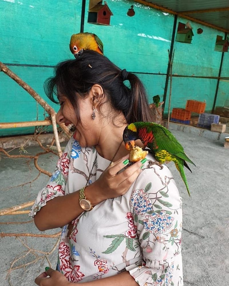 கிளியுடன் ஆனந்த விளையாட்டு