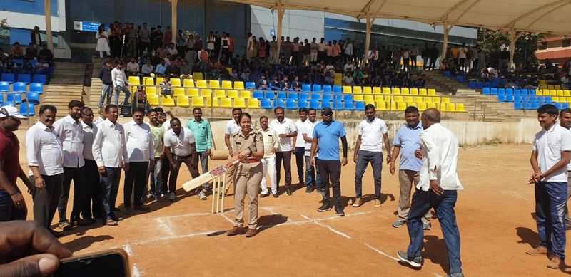 Rohini played with her colleagues and the youth of Chandapura