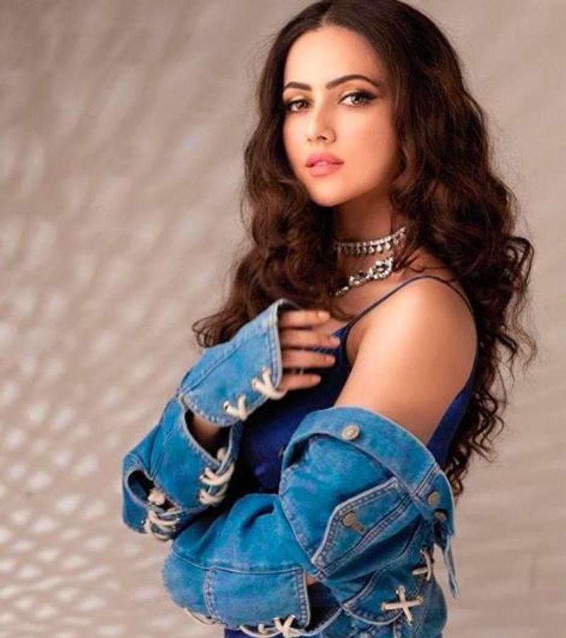 Actress Sana Khaan
