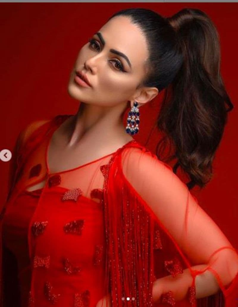 Actress Sana Khaan