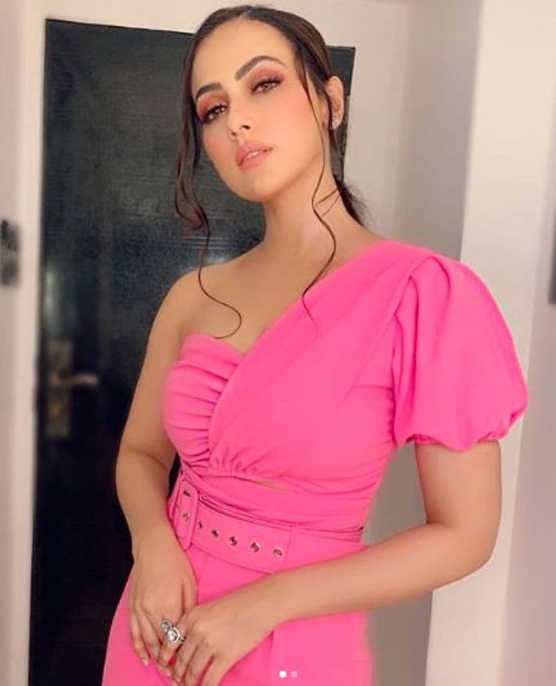 Actress Sana Khaan