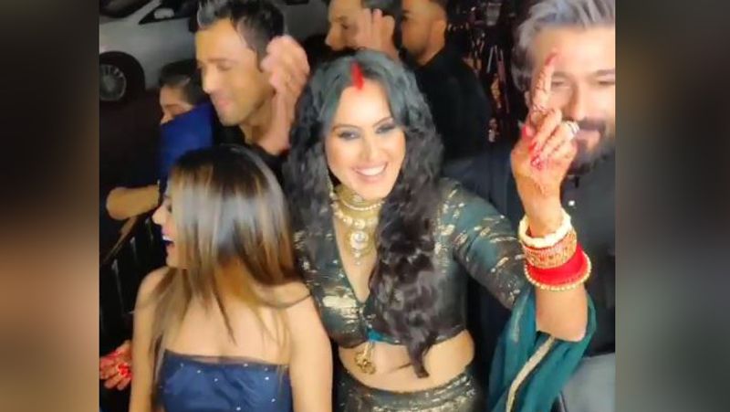 एक ने मजाक उड़ाते हुए कहा- इतनी भी क्या जल्दी थी शादी की, थोड़ा ओर मैच्योर हो जाती फिर करती। एक तो काम्या से उनकी उम्र तक पूछ ली।