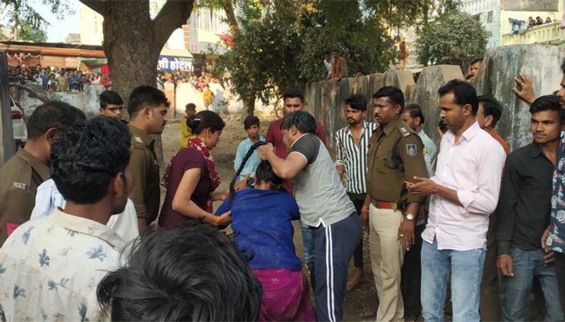 इससे पहले टीआई और उनकी पत्नी के बीच झूमाझटकी होते देख मजमा जम गया। पुलिसवालों को कुछ समझ नहीं आ रहा था कि किसे रोकें? एक तरफ टीआई साब थे, तो दूसरी ओर भाभीजी।