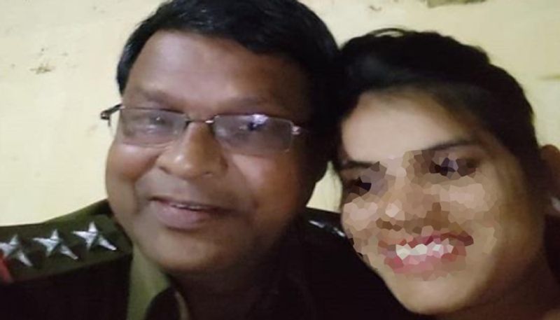 यह हंगामा अभी चल ही रहा था कि इंदौर से एक अन्य महिला ने भी टीआई को अपना पति बता दिया। इंदौर के सुदामा नगर में रहने वाली ज्योति ने खुद को टीआई साब की अपनी पत्नी बताया। उसने कहा कि वो नहीं जानती कि ये दोनों महिलाएं कौन हैं? ज्योति के अनुसार, टीआई से उनकी दो बेटियां हैं।