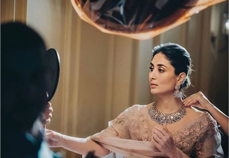 actress kareena kapoor stylish young look photo gallery