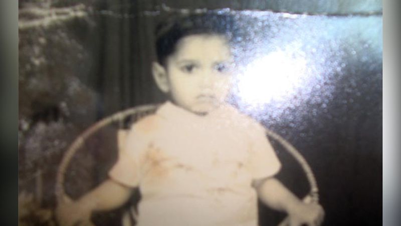 अरविंद केजरीवाल तीन भाई-बहनों में सबसे बड़े हैं। वो बचपन में बेहद चुलबुले थे। लेकिन धीरे-धीरे वो बेहद गंभीर हो गए थे।