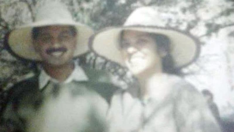 अरविंद ने 1994 में सुनीता से शादी की थी। अपनी पत्नी सुनीता के साथ छुट्टी के दौरान क्लिक हुई अरविंद की ये फोटो।