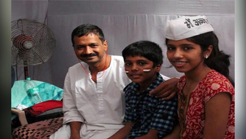 दोनों की एक बेटी हर्षिता और बेटा पुलकित है।