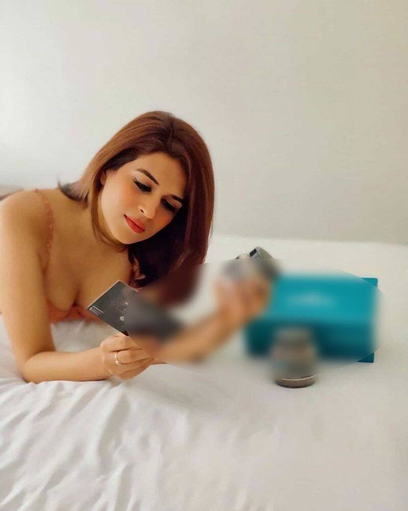 Actress Shraddha Das Hot Bed Room Photo Shoot