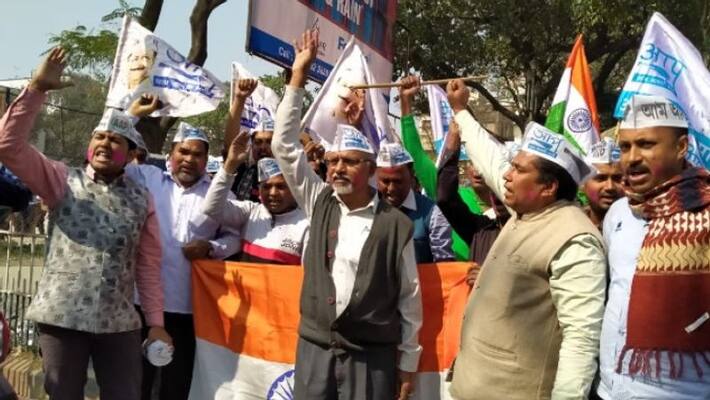 Aam Admi party celebrates delhis win in kolkata Aam Admi party celebrates delhis win in kolkata