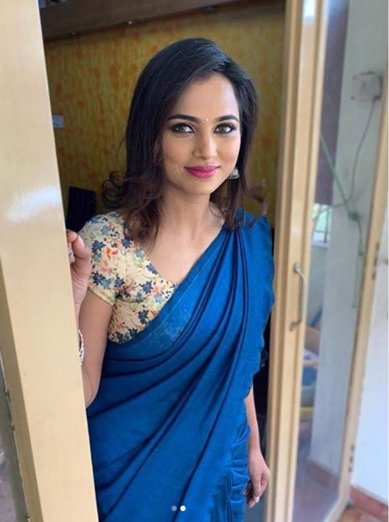 actress ramya pandiyan slim fit viral hot and stylish photos