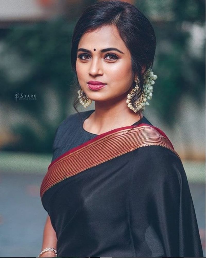 actress ramya pandiyan slim fit viral hot and stylish photos