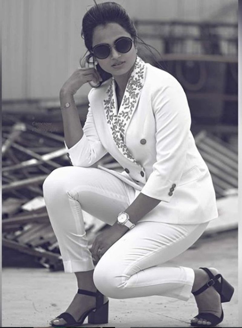 actress ramya pandiyan slim fit viral hot and stylish photos