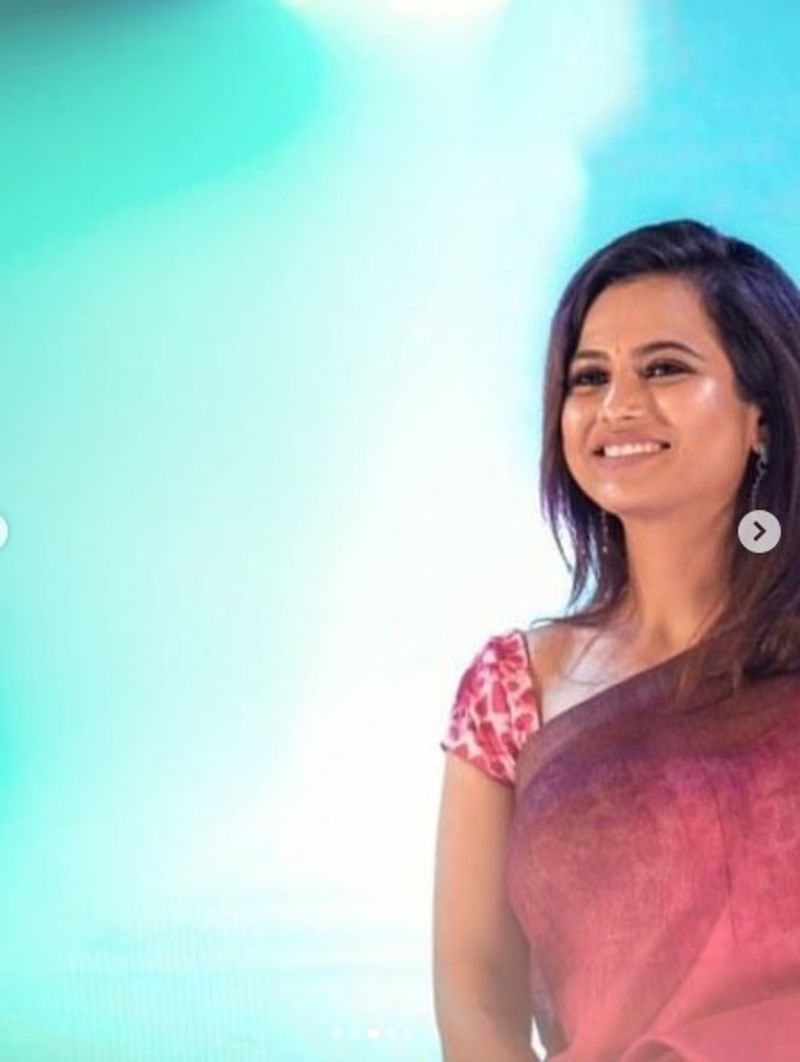actress ramya pandiyan slim fit viral hot and stylish photos