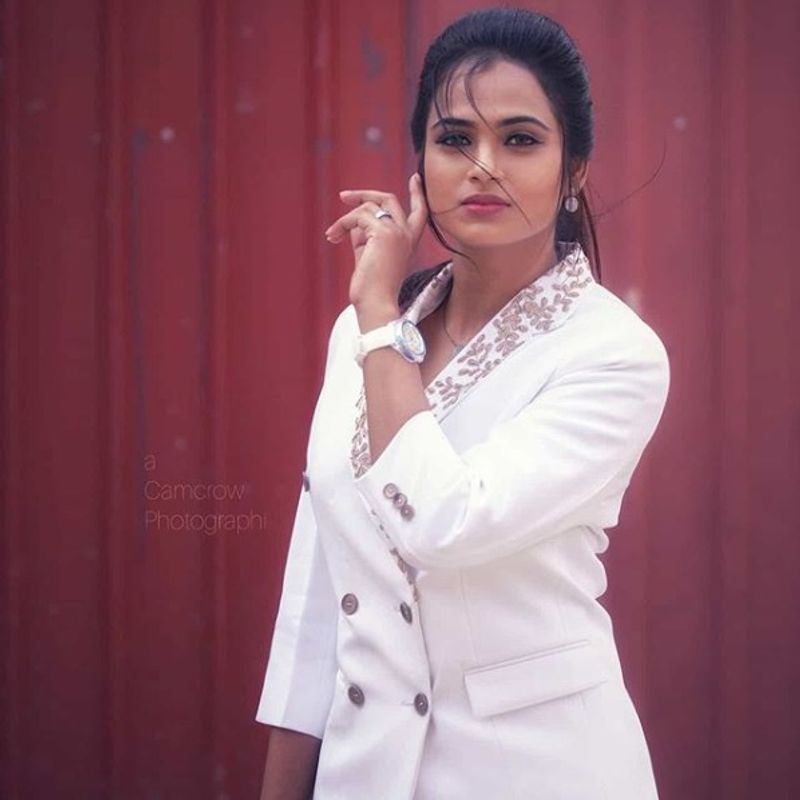actress ramya pandiyan slim fit viral hot and stylish photos