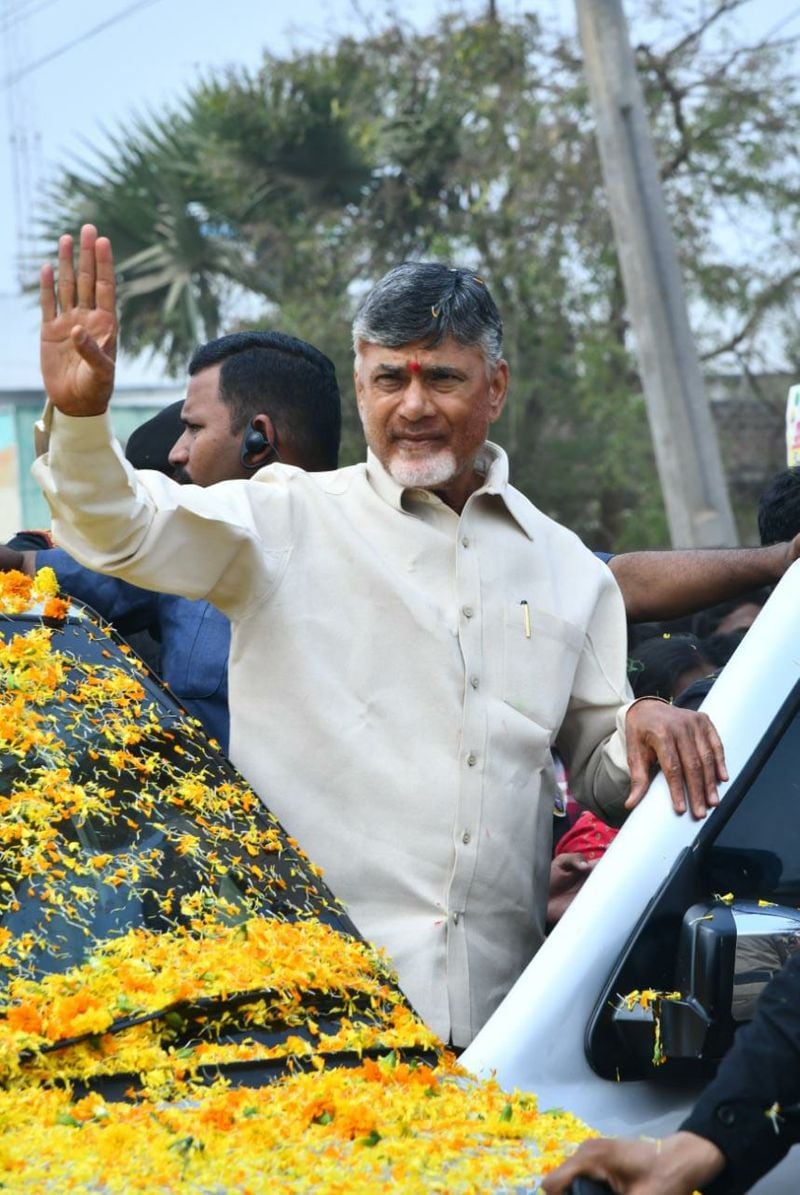 టీడీపీకి చెందిన ముగ్గురు ఎమ్మెల్సీలు టీడీపీకి గుడ్ బై చెప్పారు. పోతుల సునీత, శివనాథ్ రెడ్డి, శమంతకమణిలు వైసీపీలో చేరారు. మరికొందరు నేతలు కూడ వైసీపీ లేదా బీజేపీలో చేరుతారనే ప్రచారం సాగుతోంది. అధికారాన్ని కోల్పోయిన సమయంలో పార్టీ నుండి నేతలు దూరం కావడం మామూలేనని ఆ పార్టీ నేతలు గుర్తు చేస్తున్నారు.