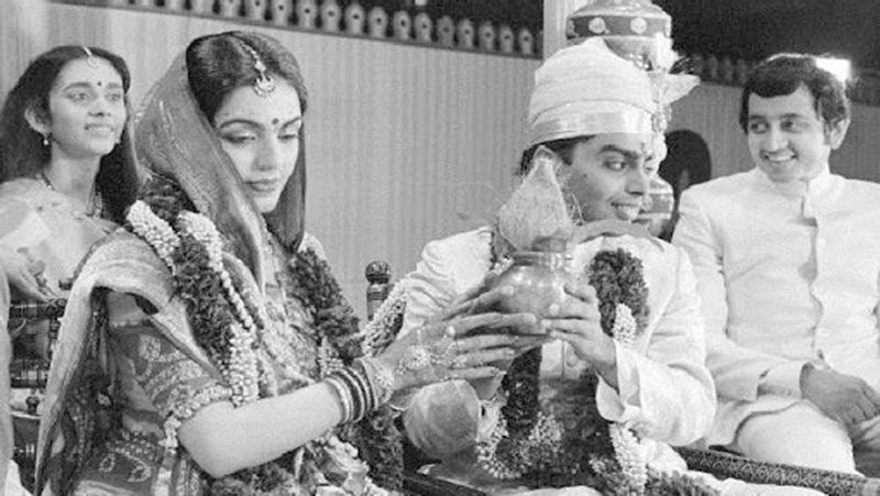 नीता अंबानी को डांस और म्यूजिक हमेशा से बेहद पसंद रहा है। 20 साल की उम्र में उन्हें नवरात्रि के मौके पर मुंबई के बिरला मातोश्री में कल्चरल प्रोग्राम में परफॉर्मेंस देनी थी। इस प्रोग्राम में धीरूभाई अंबानी और मां कोकिलाबेन भी पहुंचे थे। उन्हें नीता और उनका डांस काफी पसंद आया और मन-ही-मन उन्होंने नीता को बेटे मुकेश के लिए पसंद कर लिया था।
