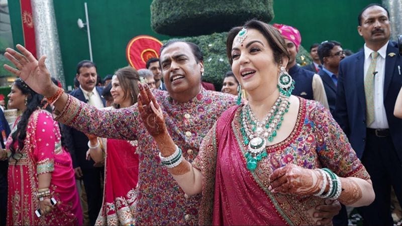जब पहली धीरुभाई अंबानी से मिली नीता- ऑफिस में पहली बार जब नीता को धीरुभाई अंबानी से मिलने का मौका मिला तो उन्हें बेहद अच्छा लगा। धीरुभाई ने उनसे कुछ सवाल पूछे जैसे वो क्या पढ़ रही हैं और उन्हे किन चीजों में इंट्रस्ट है। पहले से ही नीता को अपने बड़े बेटे के लिए पसंद कर चुके धीरुभाई ने नीता से हालांकि ऑफिस में इसके बारे में कुछ नहीं कहा और उसे अपने घर आने के लिए इन्वाइट कर लिया।