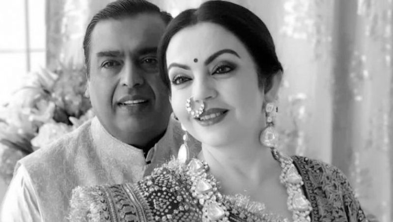 नीता अंबानी जब धीरुभाई अंबानी के कहने पर पहली बार उनके घर पहुंची तो दरवाजा किसी और ने नहीं बल्कि मुकेश अंबानी ने ही खोला। ये वो पल था जब पहली बार नीता और मुकेश अंबानी ने एक-दूसरे को देखा। दोनों ने एक-दूसरे को हालांकि पहली नजर में ही पसंद कर लिया था लेकिन उन्होंने एक दूसरे को समझने के लिए समय लिया।