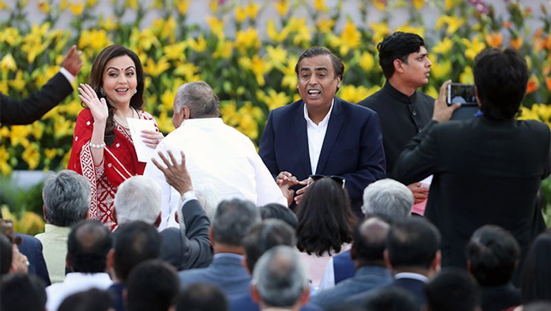 नीता से मुलाकात और प्यार होने के बाद एक बार नीता और मुकेश कार से मुंबई के पेडर रोड से निकले। शाम के करीब 7:30 बज रहे थे और रोड ट्रैफिक ज्यादा था। तभी कार एक सिग्नल पर रुकी, इस दौरान मुकेश ने फिल्मी अंदाज में नीता से पूछा, "क्या तुम मुझसे शादी करोगी?" मुकेश के इतना कहते ही नीता शर्मा गईं और चेहरा नीचे कर लिया। जिसके बाद उन्होंने मुकेश से गाड़ी चलाने को कहा।